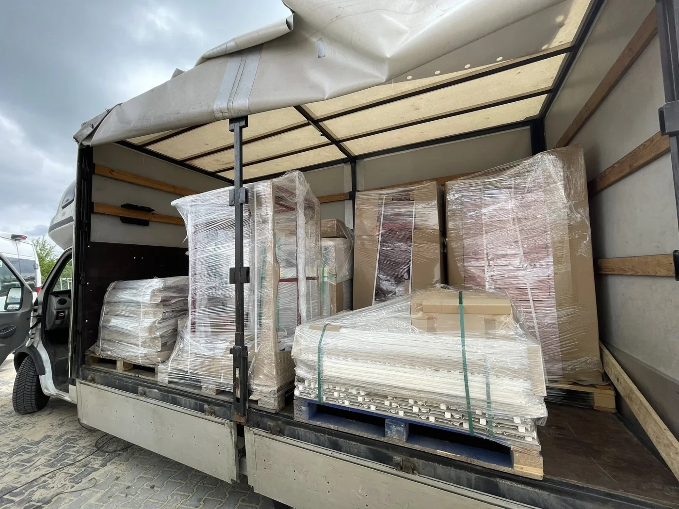 Transport materiałów na paletach